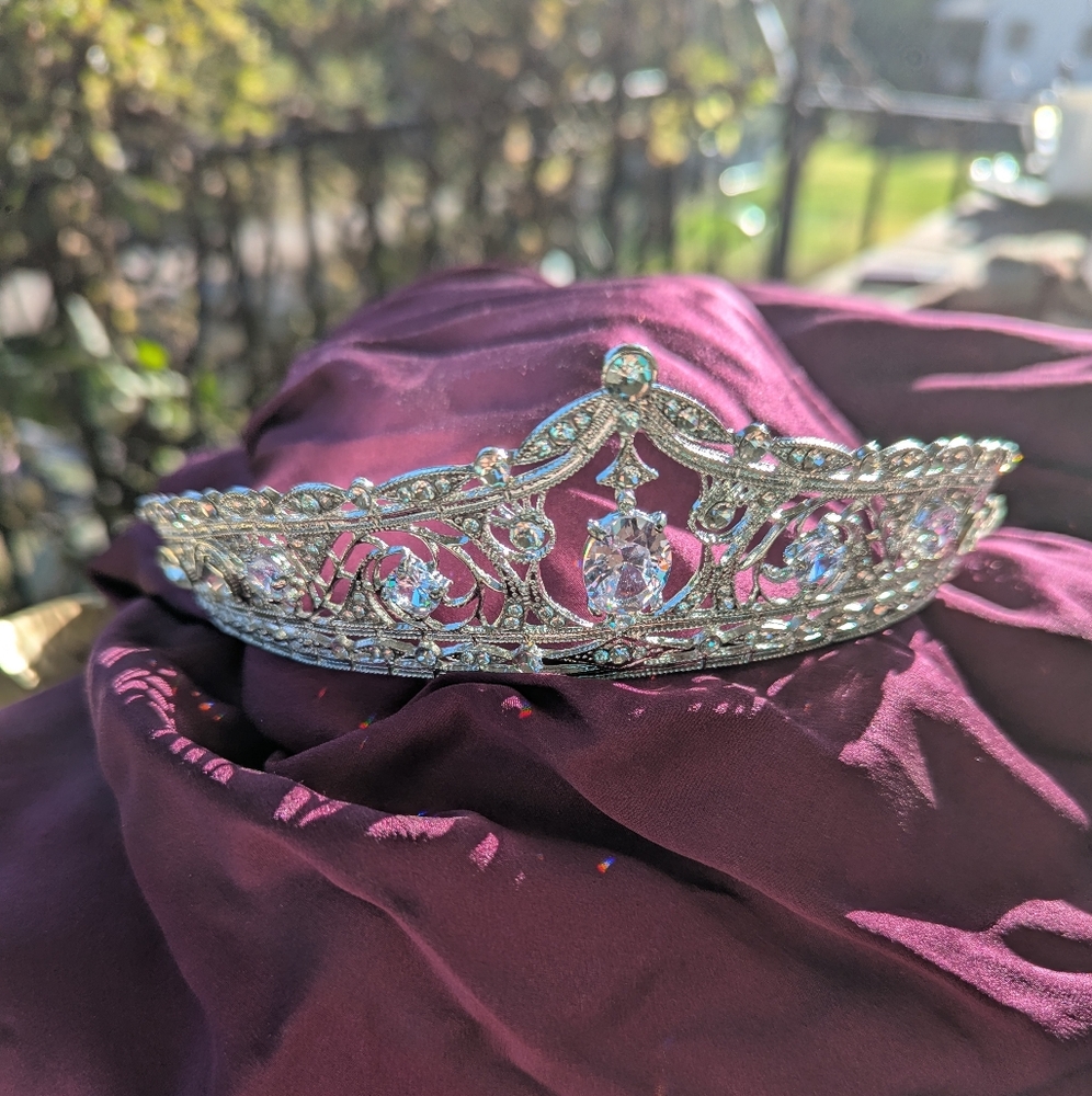 NWT 🇰🇷 Korean Wedding 💍 Tiara 👑 White CZs In Silver 🇰🇷 Truly Regal!